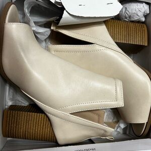 Pink lily open peep toe. In color bone  . Brand new in the box.